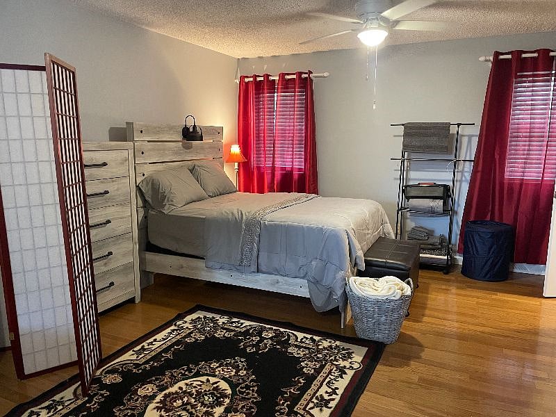 EXTRA LARGE BEDROOM