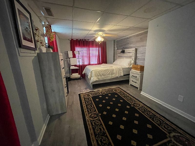 SPACIOUS MAIN BEDROOM