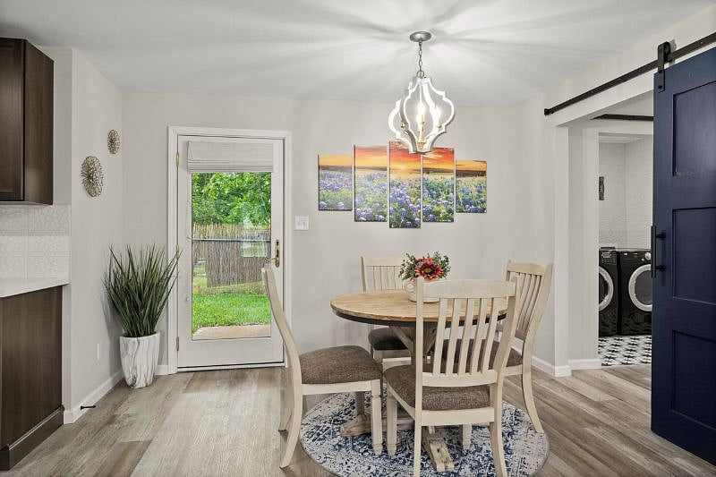 The breakfast nook features seating for 4.