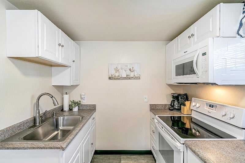 Full size kitchen appliances.