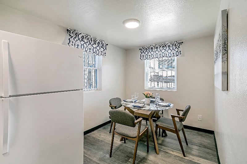 Dine in kitchen.
