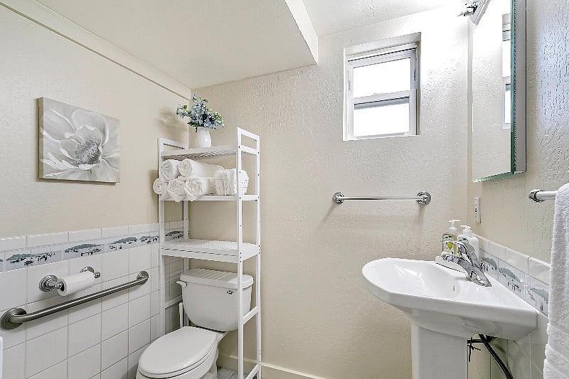 Bright and clean bathroom.