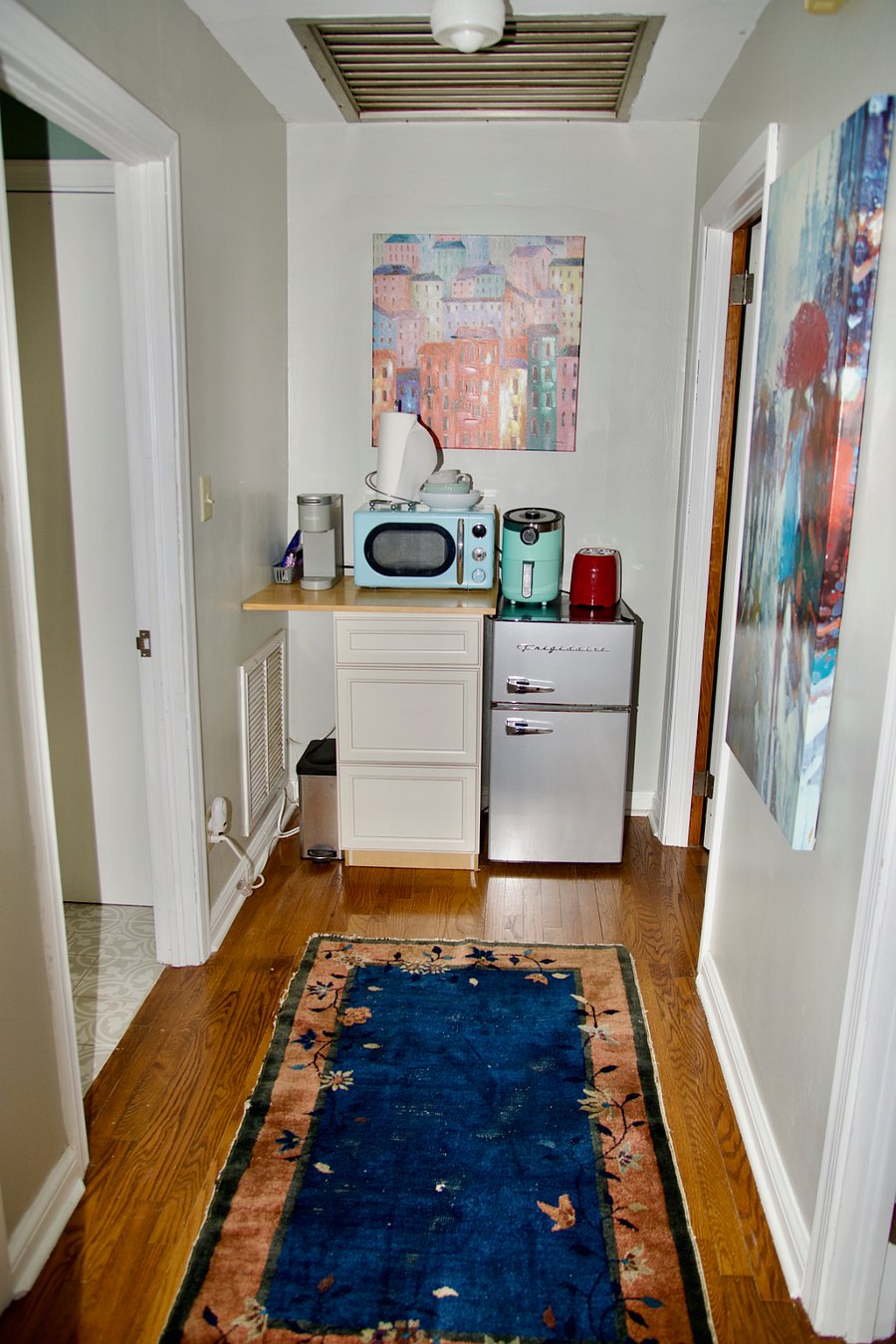 Fridge, microwave, airfryer, toaster, coffee maker (pods)