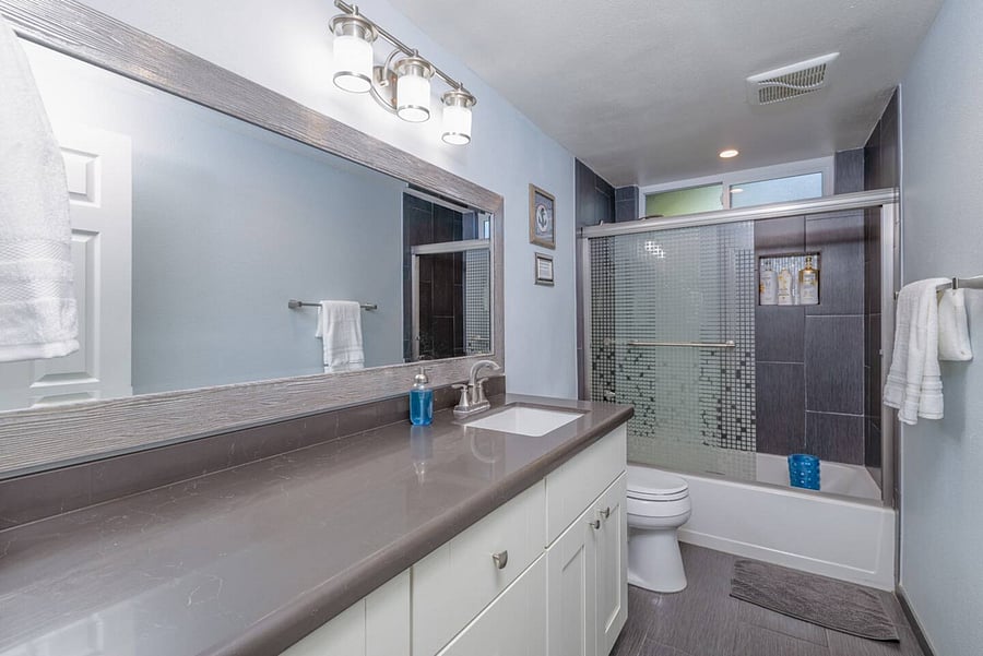 Guest bathroom w/ tub