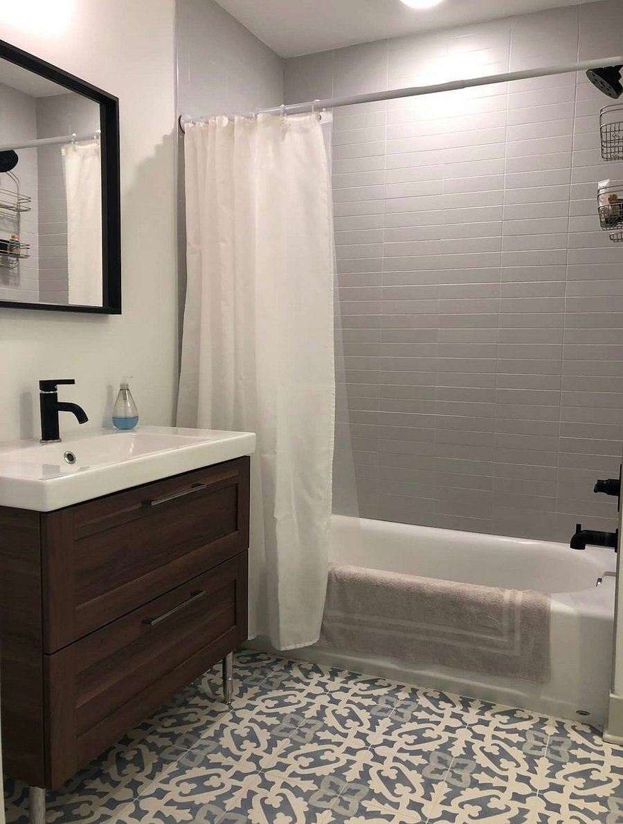 Second-floor bathroom 
