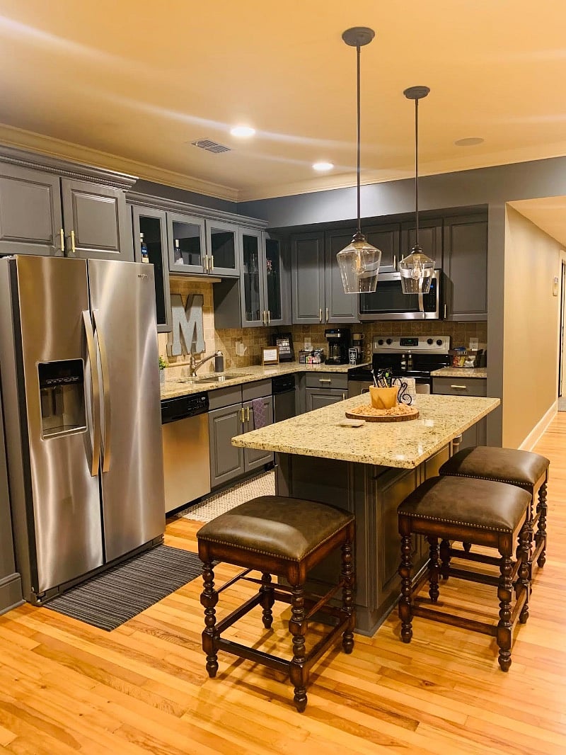 Full Kitchen equipped with all essentials.