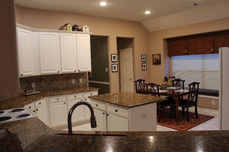 breakfast nook with a seating bench