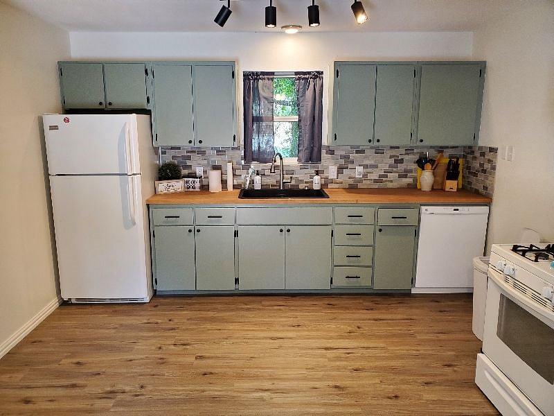 Fully functioning kitchen