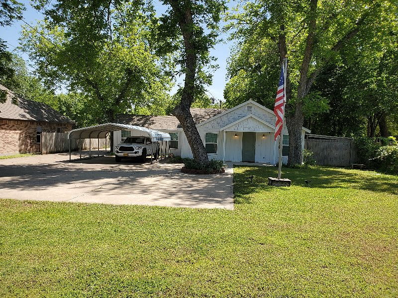 Street view of the MAIN house, the guest house is tucked away behind the main house