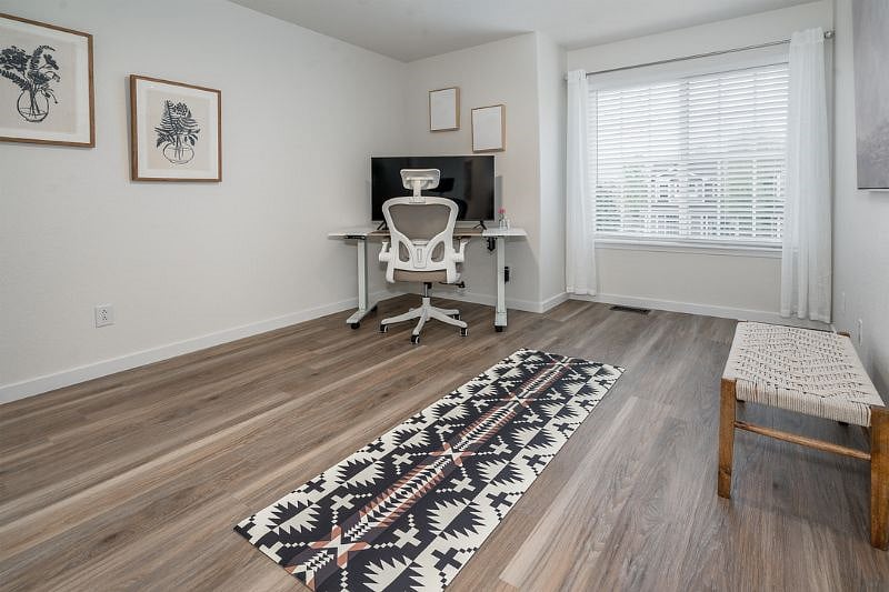 Your workspace or flex space, tailored to your needs! Embrace the digital nomad lifestyle in our WiFi-equipped room, perfect for productive workdays or exercising. 