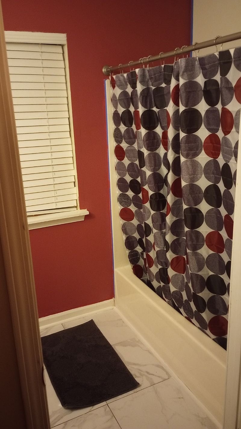Upstairs 2nd Bathroom Shower/Tub