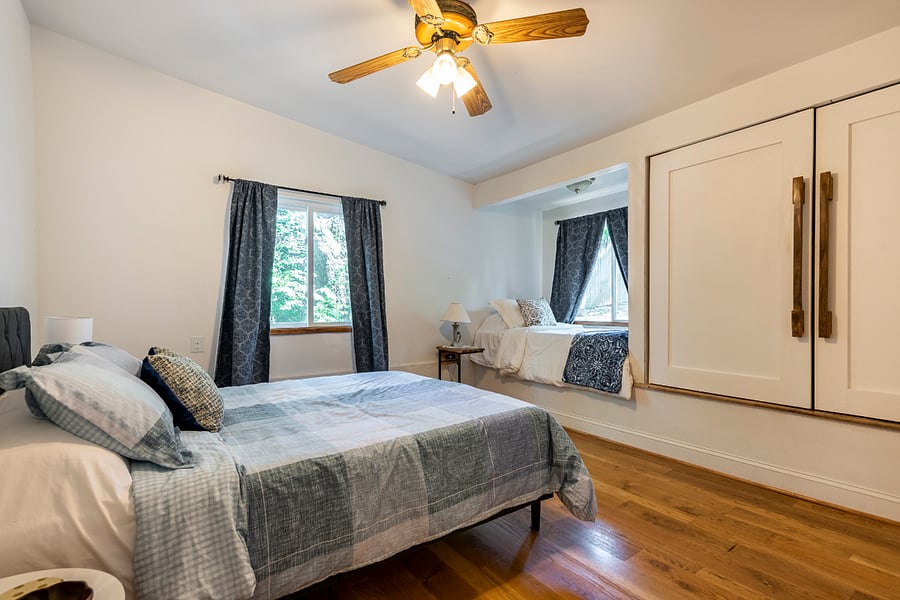 Queen size bed
Twin size bed
large closet