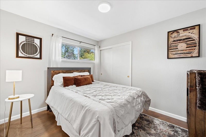Second Bedroom with music motif
