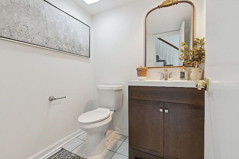 Guest 1/2 bath downstairs