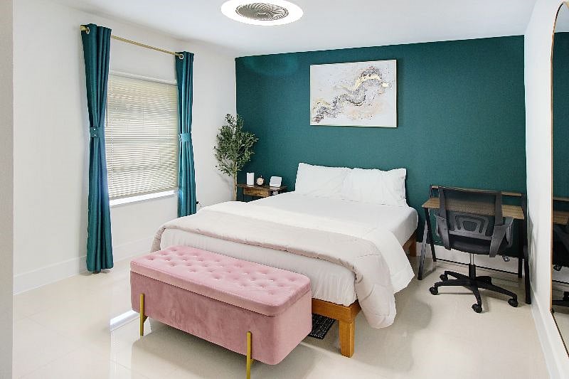 Large Master Bedroom With Queen bed!