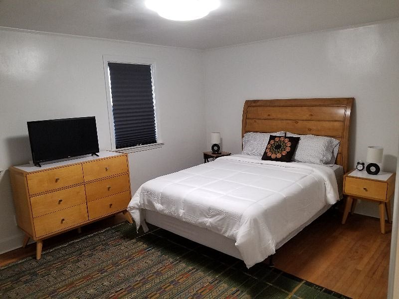 Spacious Main Bedroom with Queen Bed