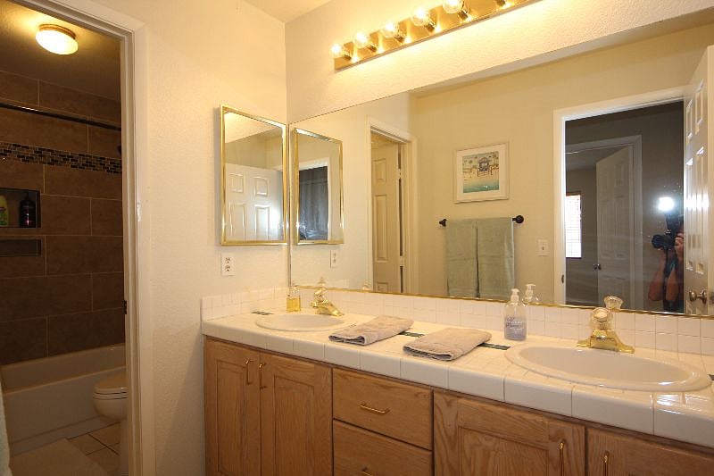Upstairs Bathroom 