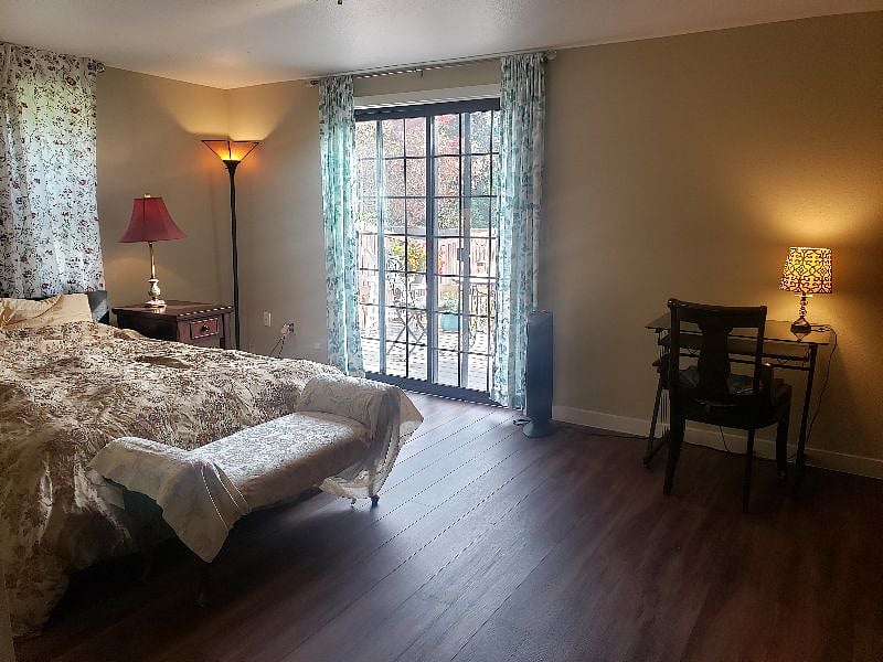 300 sqft huge room