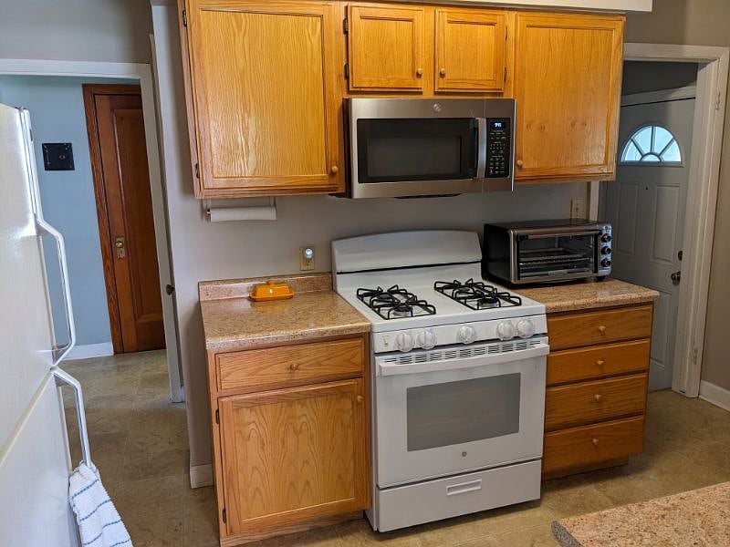 Stove, Microwave, XL Toaster oven