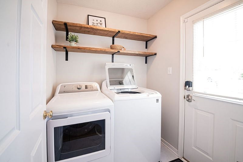 Utility room supplied with starter detergent and dryer sheets.