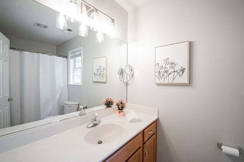 Upstairs Guest Bath with tub/shower combo.