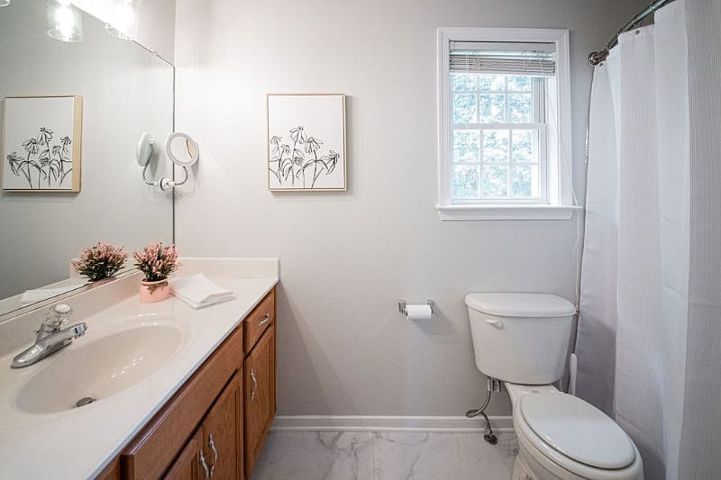 Upstairs guest bath.