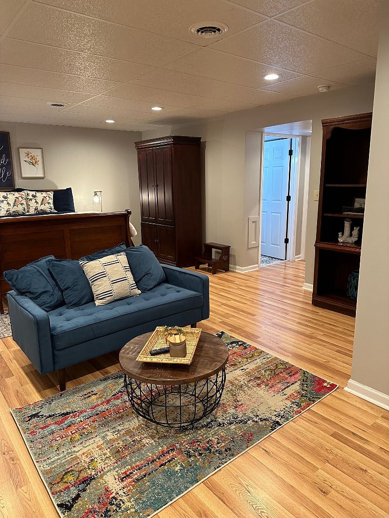 NEW COUCH AND TABLE! HARDWOOD FLOOR THROUGHOUT THE HOME!