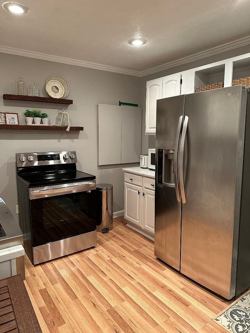 LARGE SIDE-BY-SIDE REFRIGERATOR/FREEZER WITH SELECTABLE WATER AND OR ICE TYPE! CABINETS LOADED WITH KITCHEN ITEMS FOR COOKING AND REHEATING STUFF!