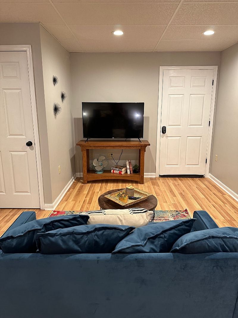NEW OUT-OF-THE-BOX 55 INCH ROKU TV. NETFLIK, PARAMOUNT PLUS, FRNDLY, AND MANY OTHER SERVICES PROVIDED.