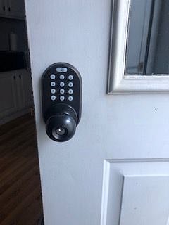COMBINATION LOCK- KEYLESS SO THAT YOU WILL NEVER BE LOCKED OUT AGAIN! YOU PUT YOUR OWN CODE IN!