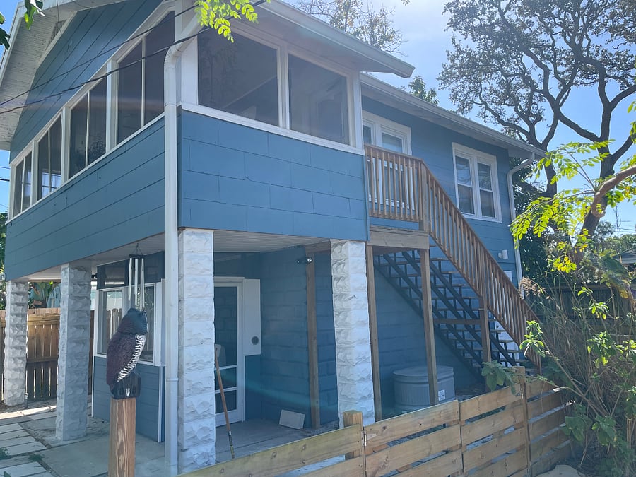 Guest house sits on top of garage (sorry, no garage access)