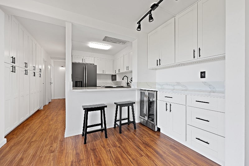 Bar area with wine/beer fridge