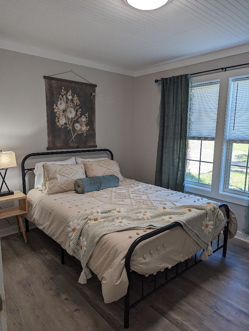 Spare bedroom.