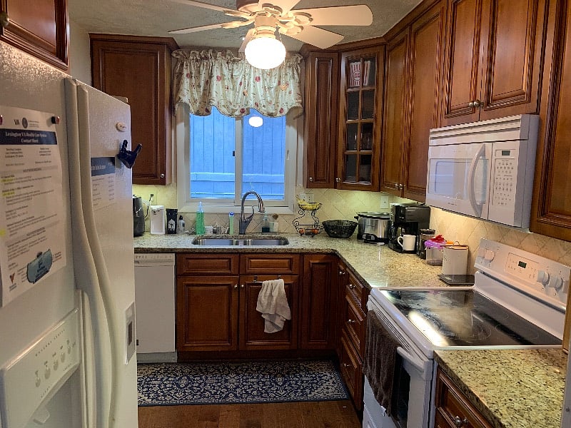 Full kitchen