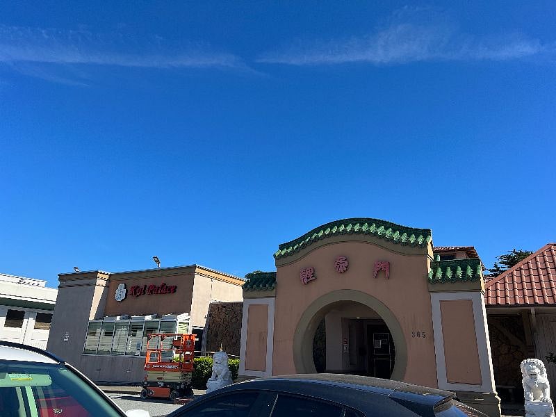 popular restaurant in the neighborhood