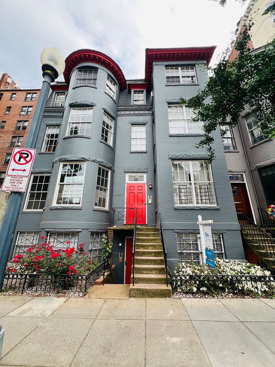 Front of building - access apartment through front or rear of building (through alley)