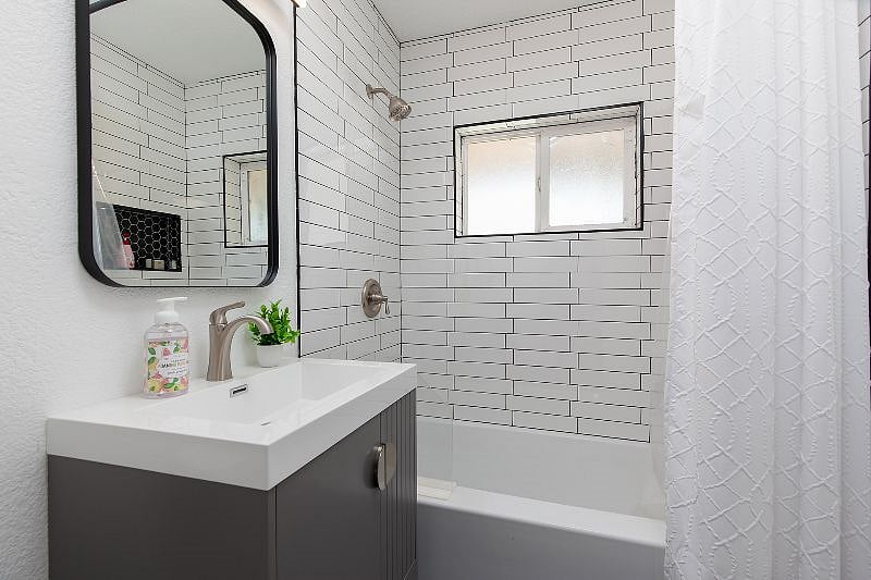 2nd bathroom (guest bathroom) Tub and shower