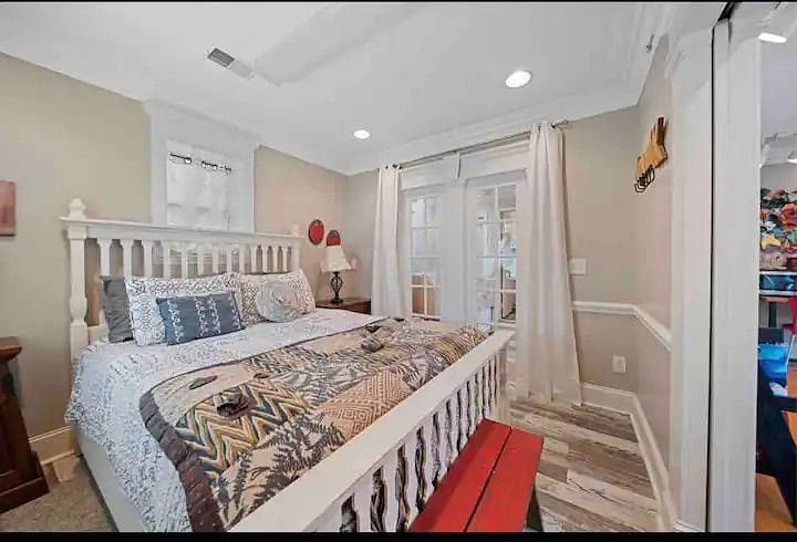 Master bedroom. Queen Bed with sheets and linens included. 
