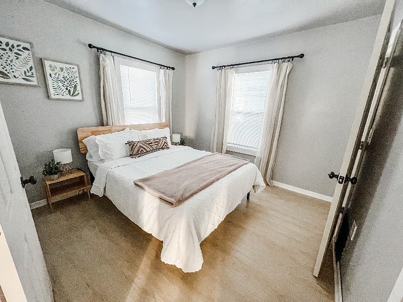 Downstairs master bedroom with en suite half bathroom