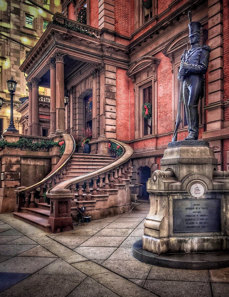 Enjoy the famous Union League by walking 1 minute from this apartment to the nearby Broad Street Line or regional rail!
