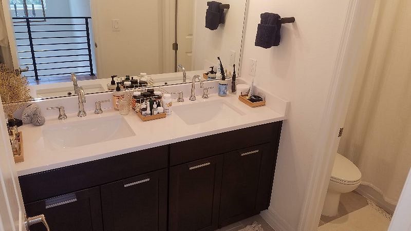 Door to separate shower & sinks