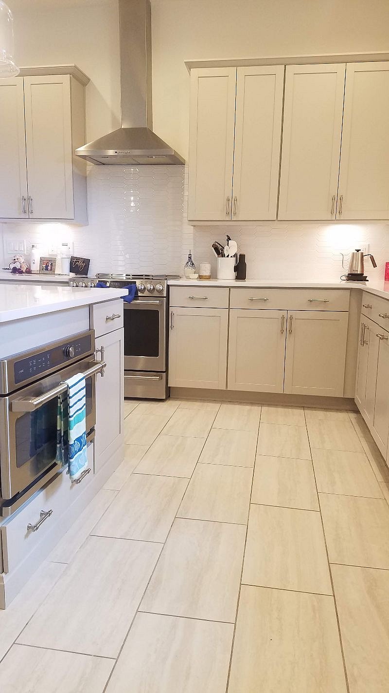 2 ovens (one full size one small). Soft close drawers. 
Lots of cabinets for storage.
Beautiful white countertops. 