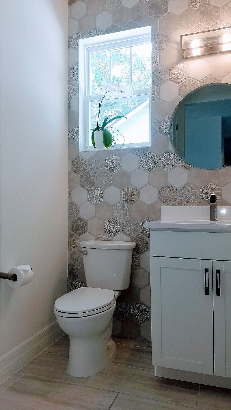 1st Floor: Guest 1/2 Bath