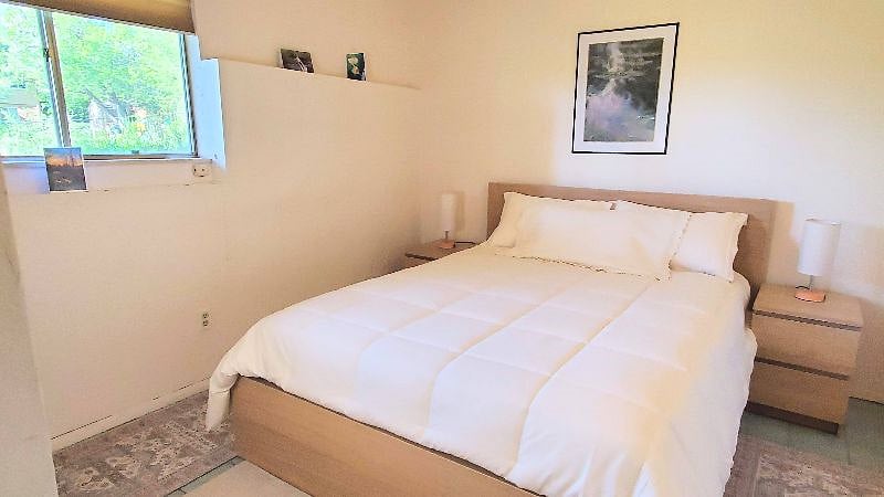 Main Bedroom -- Queen bed with USB side lamps