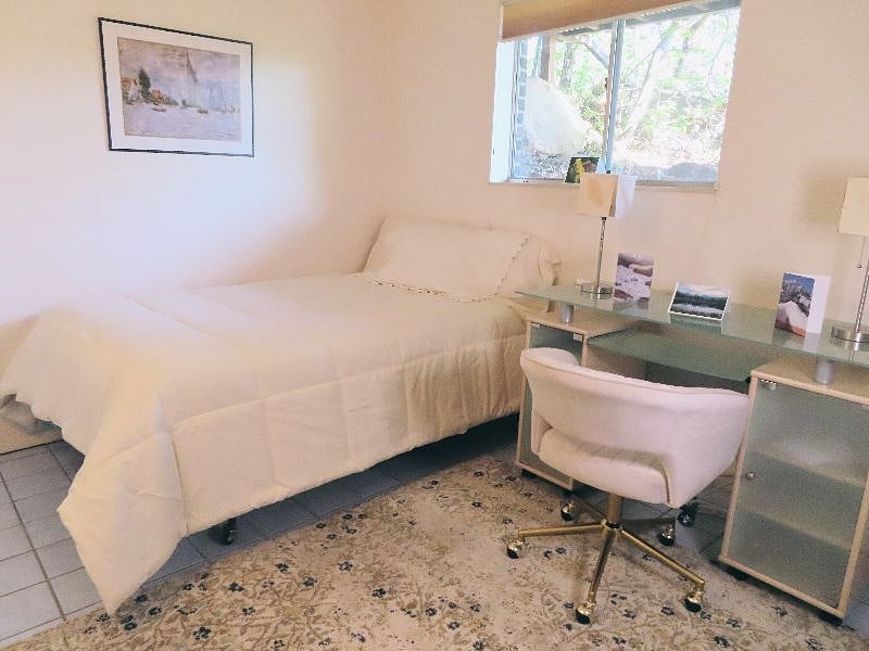 Bedroom / Study with large desk
