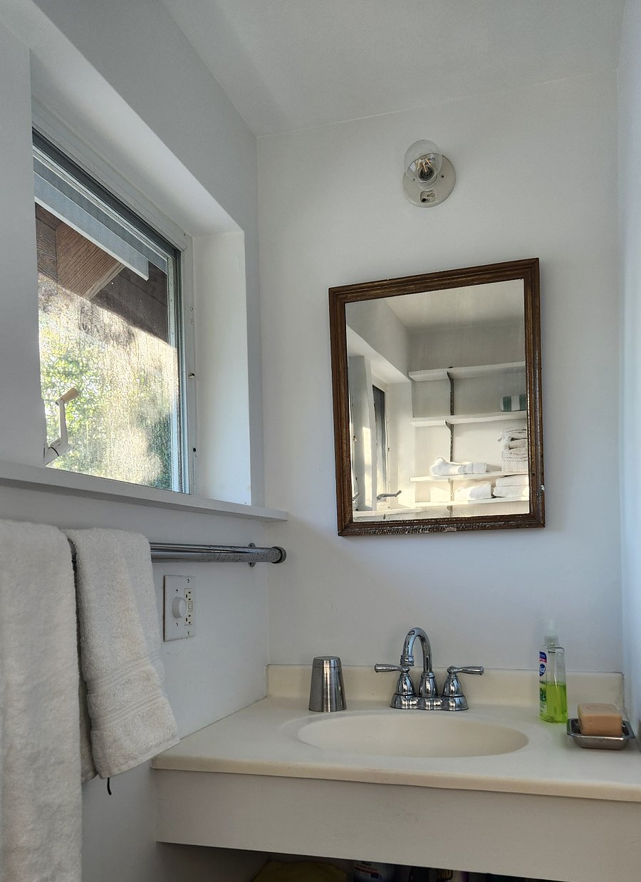 Bathroom vanity
