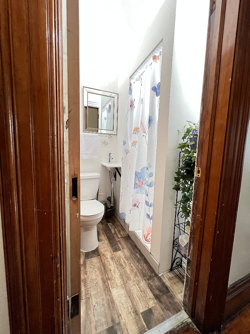 This bathroom is located in the hallway of the private room. Rooms are PRIVATE UNIT not shared, bathroom and kitchen is a shared space located in the hallway. See photos