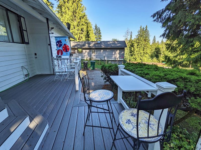 The front deck for after-work enjoyment. Up left: Private entrance to room.