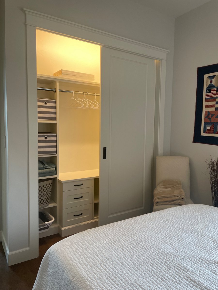 Your private bedroom has built in dresser, comes with hangers, laundry basket, and towels. Bedding too. 