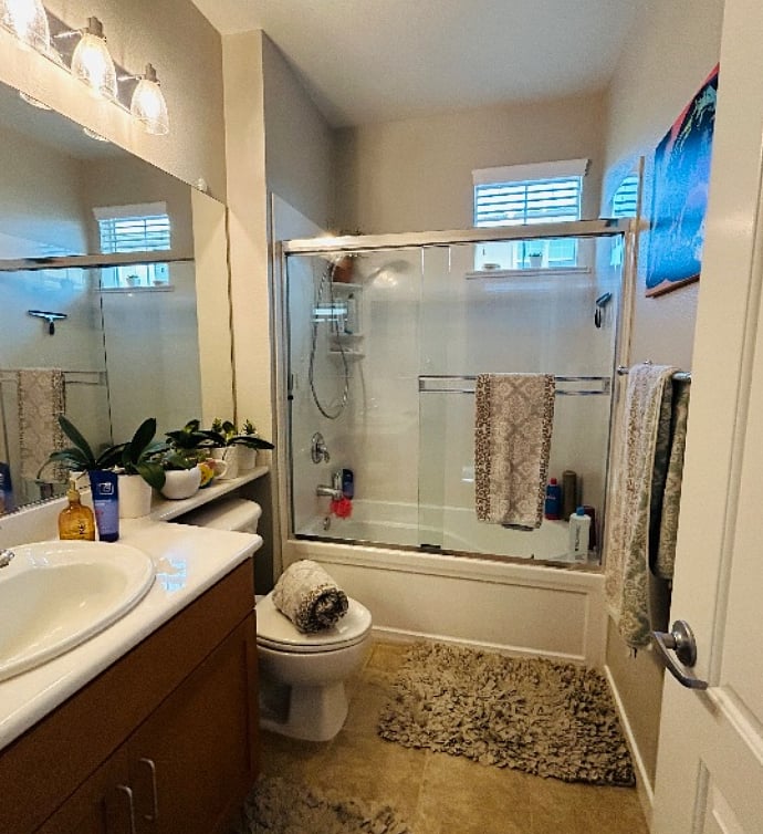 Shared bathroom upstairs